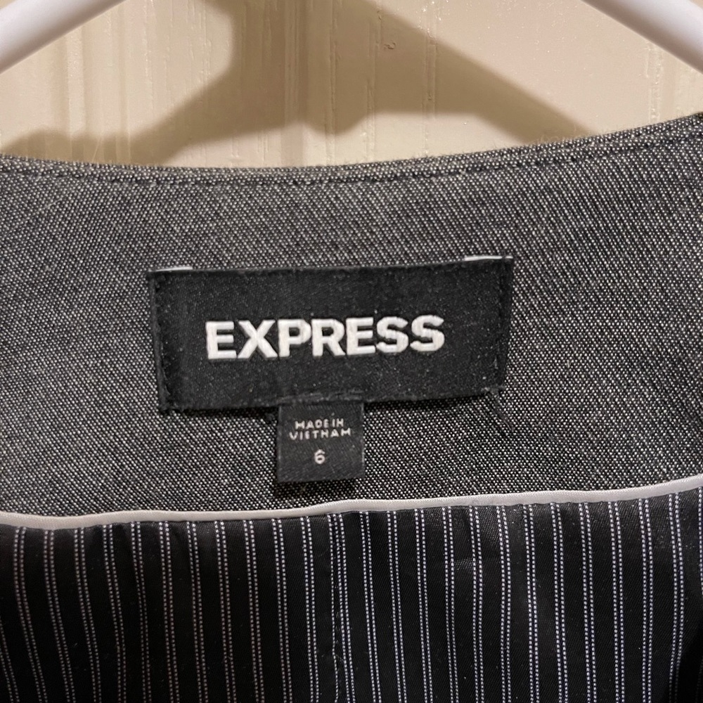 Express suit - Picture 4 of 5